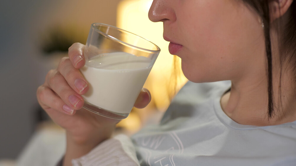 Drinking Milk Before Bed: Is It a Good Idea?